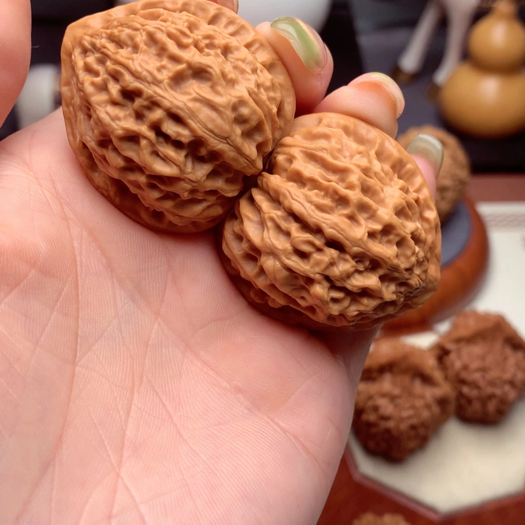 文玩核桃吊坠上*金牛。  6号