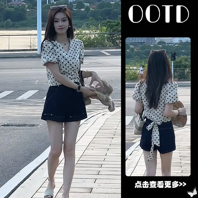 超火夏季穿搭一整套女2025新款泡泡袖绑定波点衬衫牛仔短裤两件套
