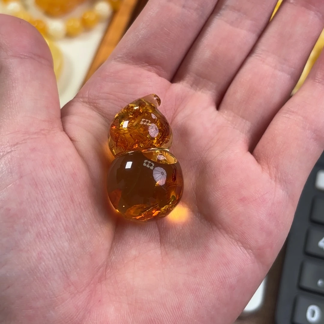 勤***糖蜜蜡未镶嵌裸石葫芦