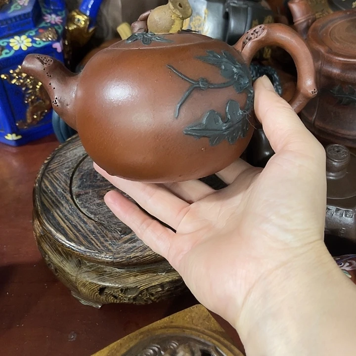 红泥茶壶原矿泥料手工制作的一把紫砂壶。