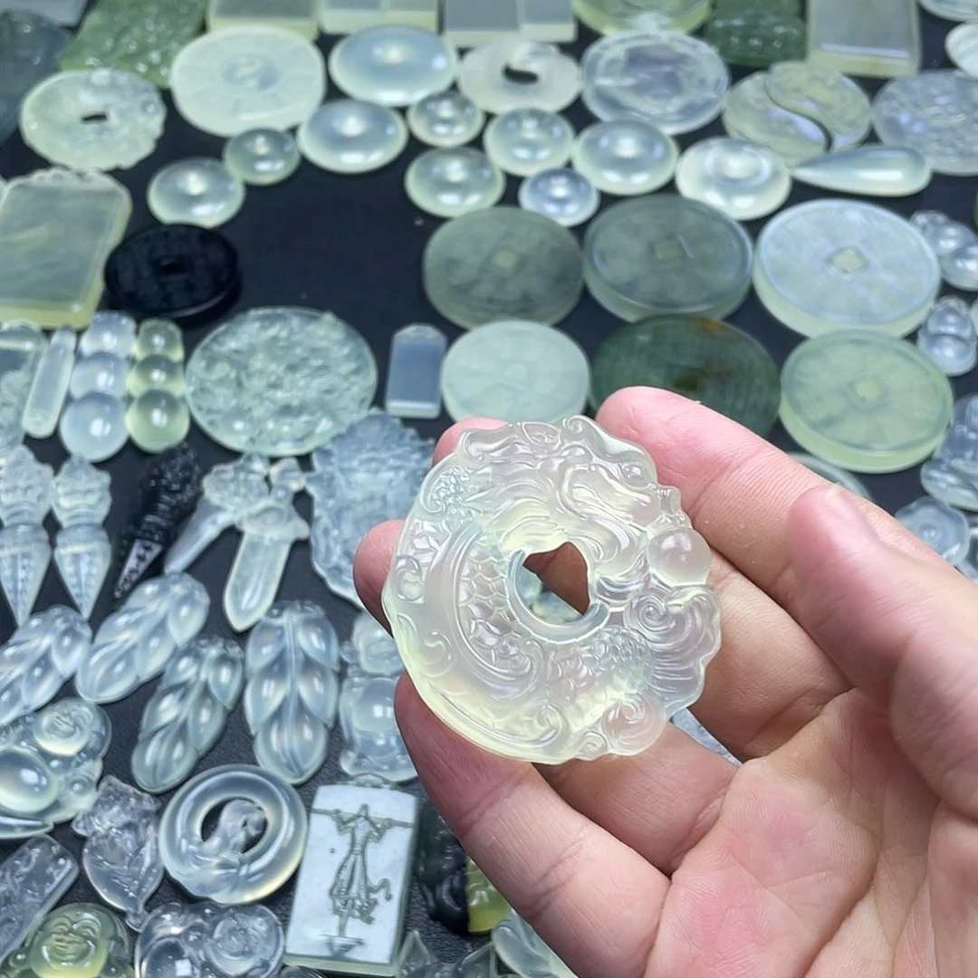 岫玉未镶嵌颈饰龙扣