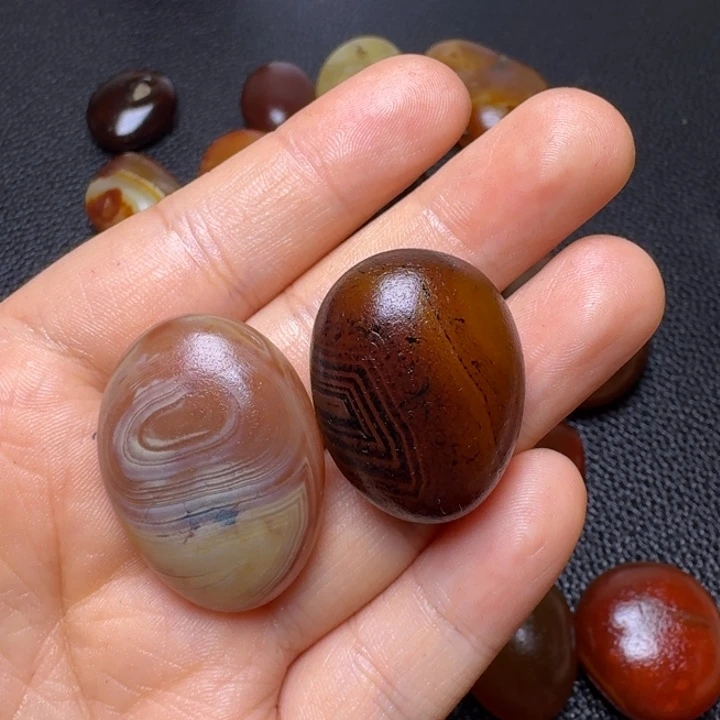 可***可瓷片马达加斯加奇石手把件