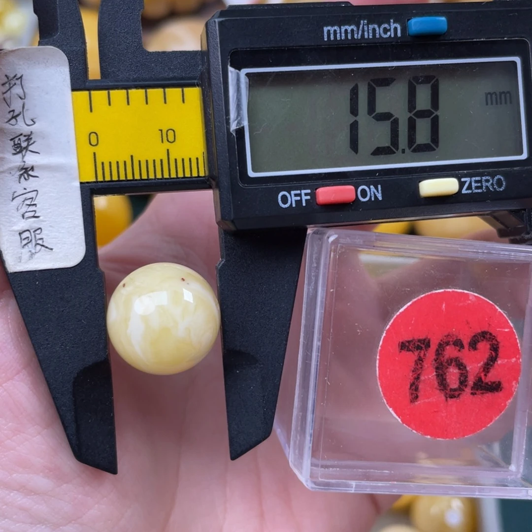 蜜蜡未镶嵌珠宝奇石