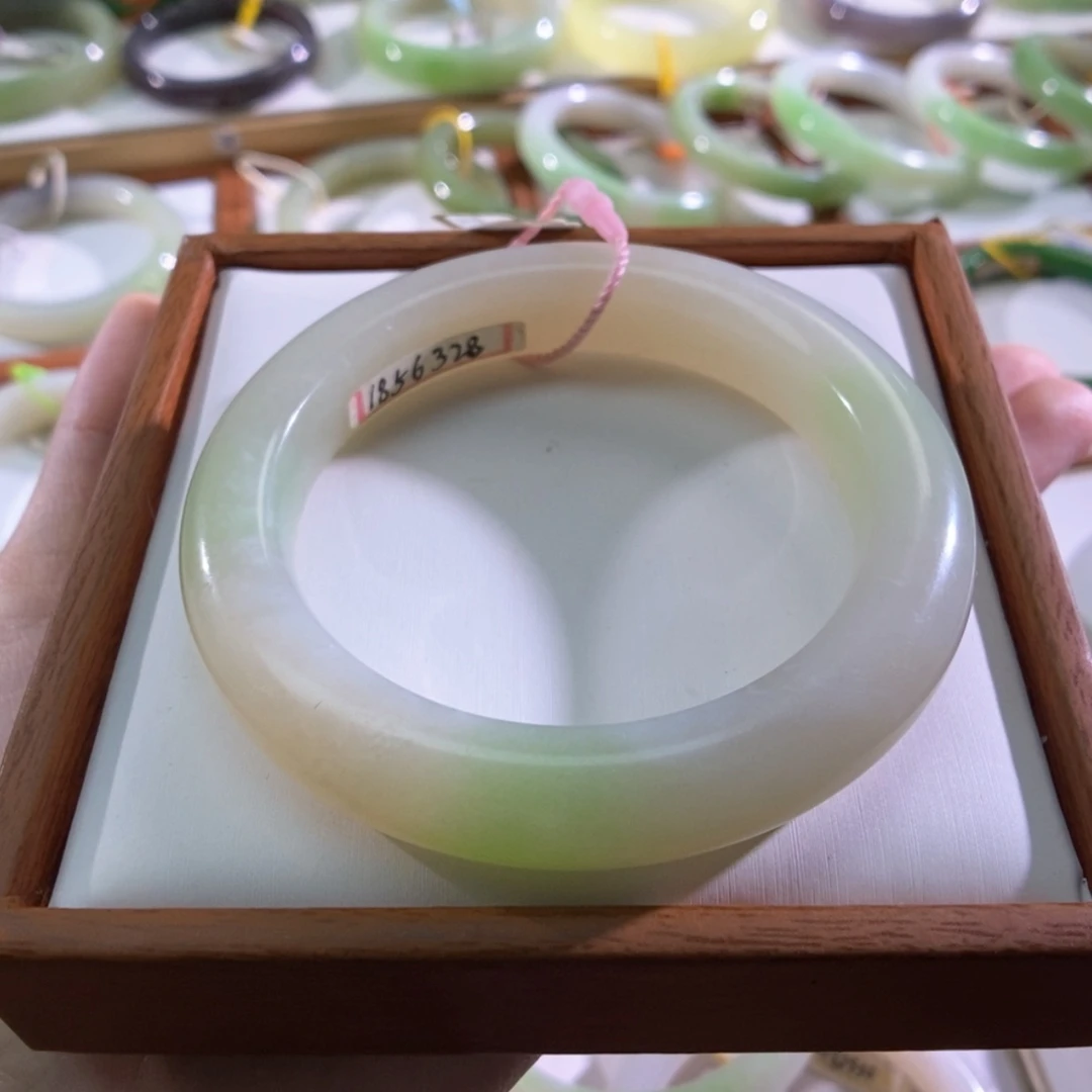 【闪购商品】未镶嵌手镯和田玉（翠青玉）