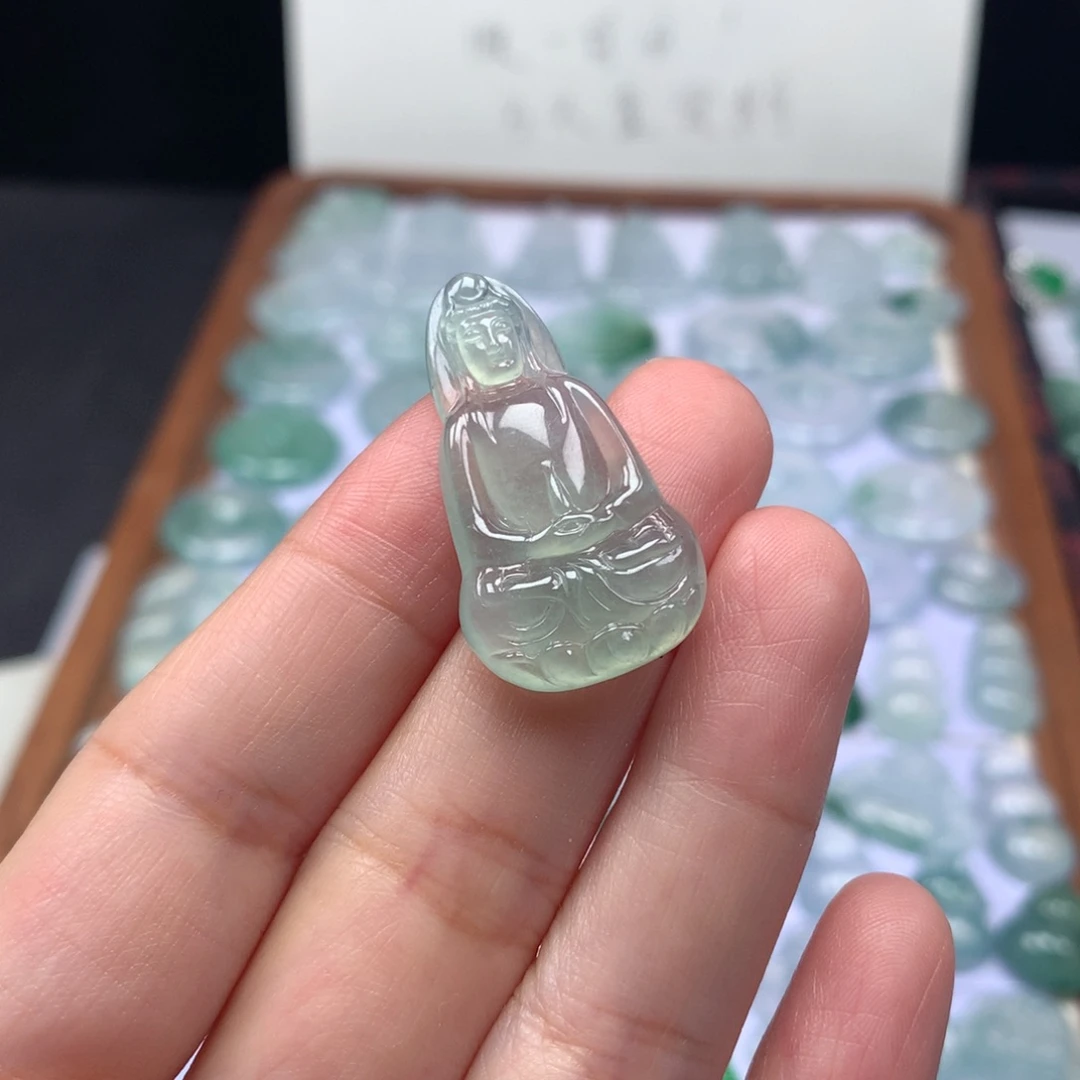 颈饰未镶嵌翡翠冰种晴底素衣观音