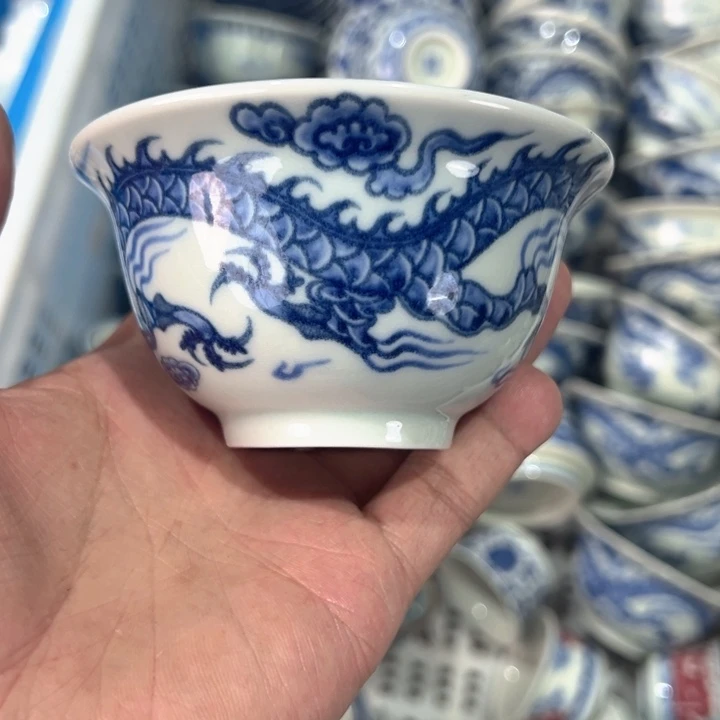 瓷片白青花铠甲龙压手杯
