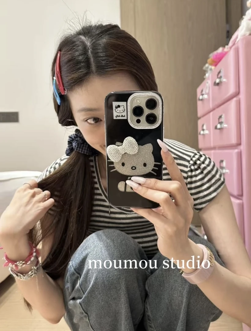 可爱黑底闪粉蝴蝶结kt猫适用苹果14iPhone13手机壳防摔12全包防水