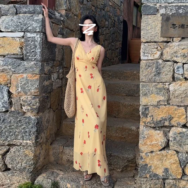 今年流行爆款黄色v领碎花连衣裙子2025初夏穿搭独特漂亮气质长裙
