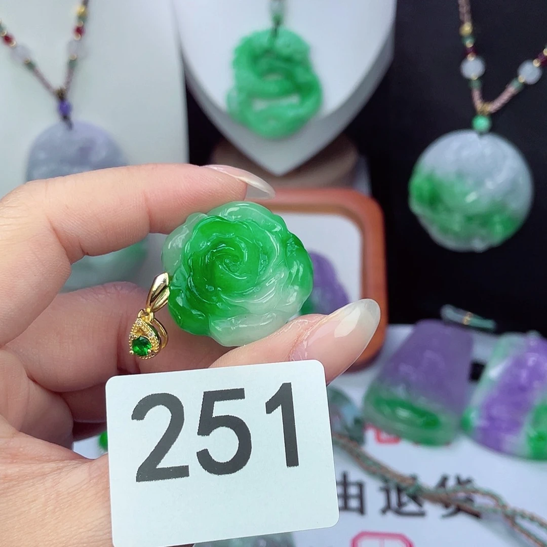 翡翠未镶嵌吊坠(赠链)