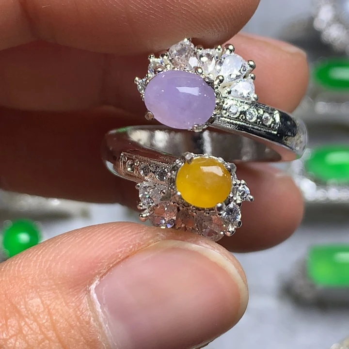 翡翠未镶嵌戒指紫加黄铜托，卖裸石，需要二次镶嵌