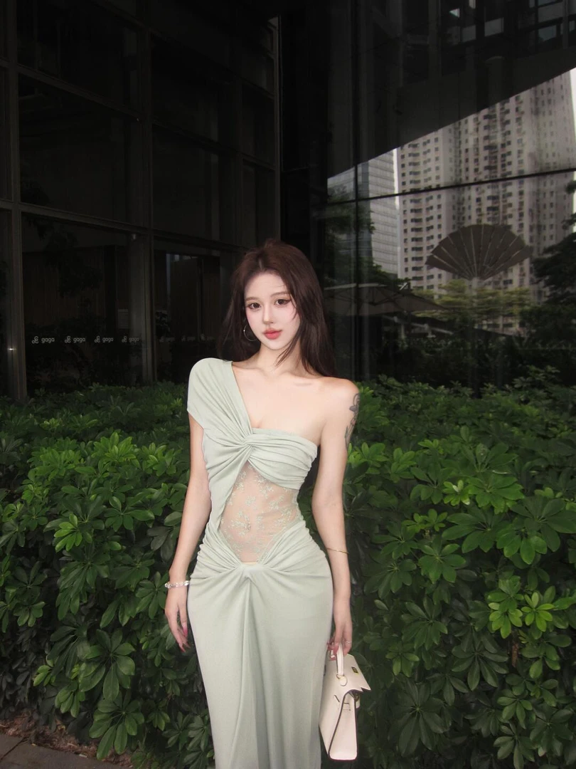 设计感斜肩扭结蕾丝拼接性感镂空小众连衣裙纯欲风显瘦包臀长裙女