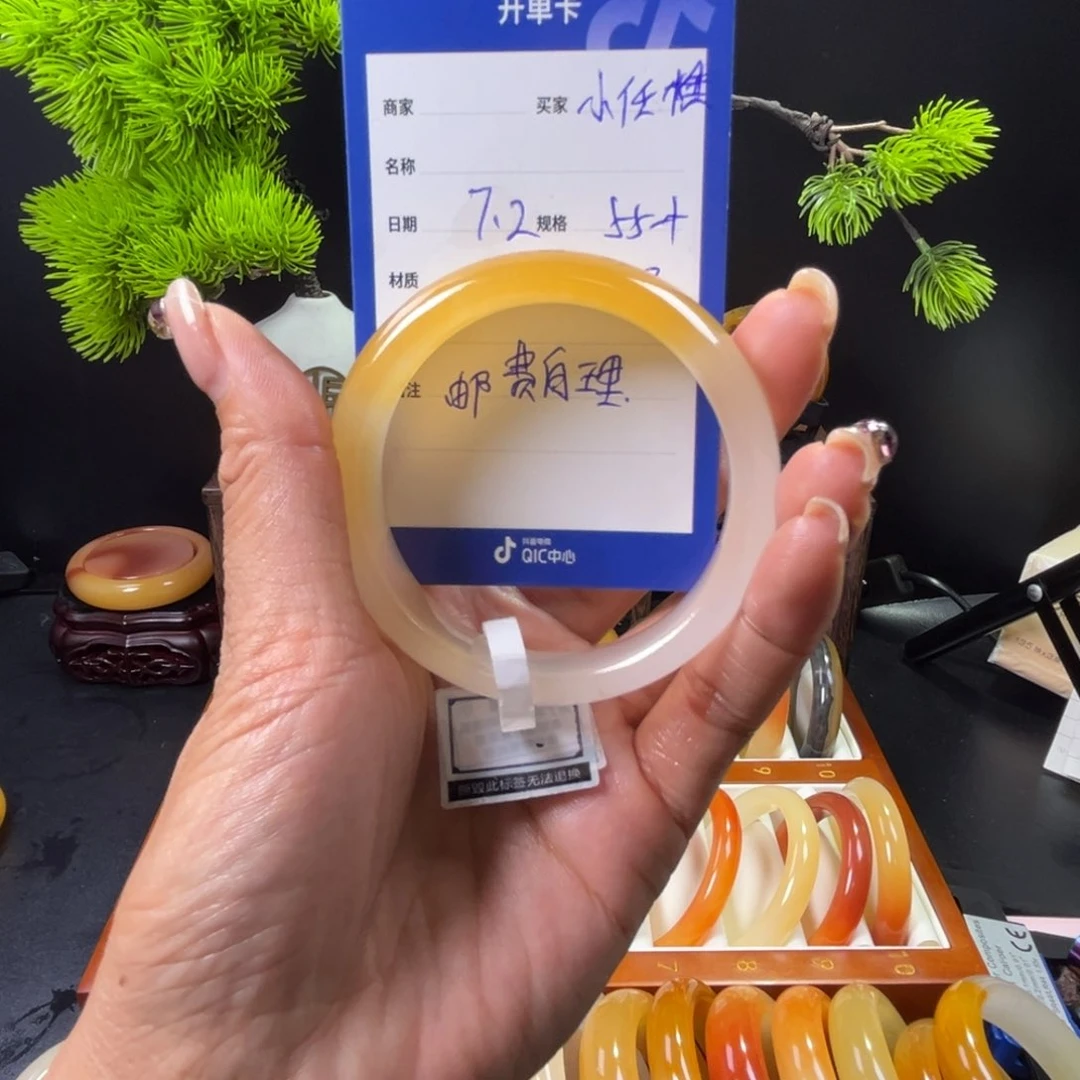 石英质玉手镯未镶嵌小***?