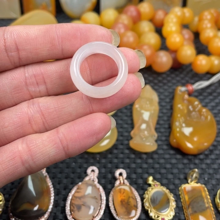 石英质玉（黄龙玉）未镶嵌颈饰