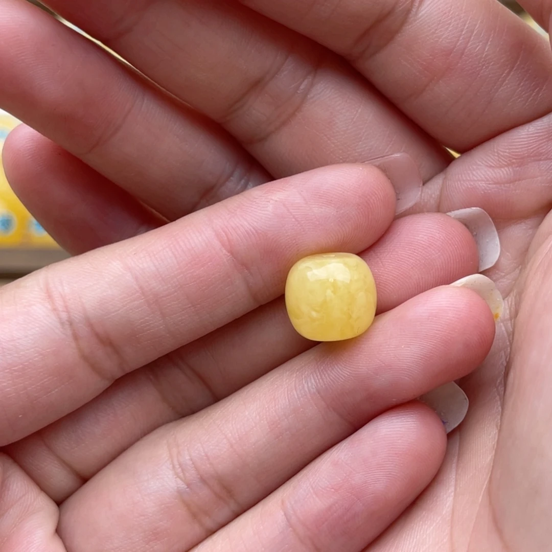 未镶嵌琥珀裸石小****?蜜蜡梦