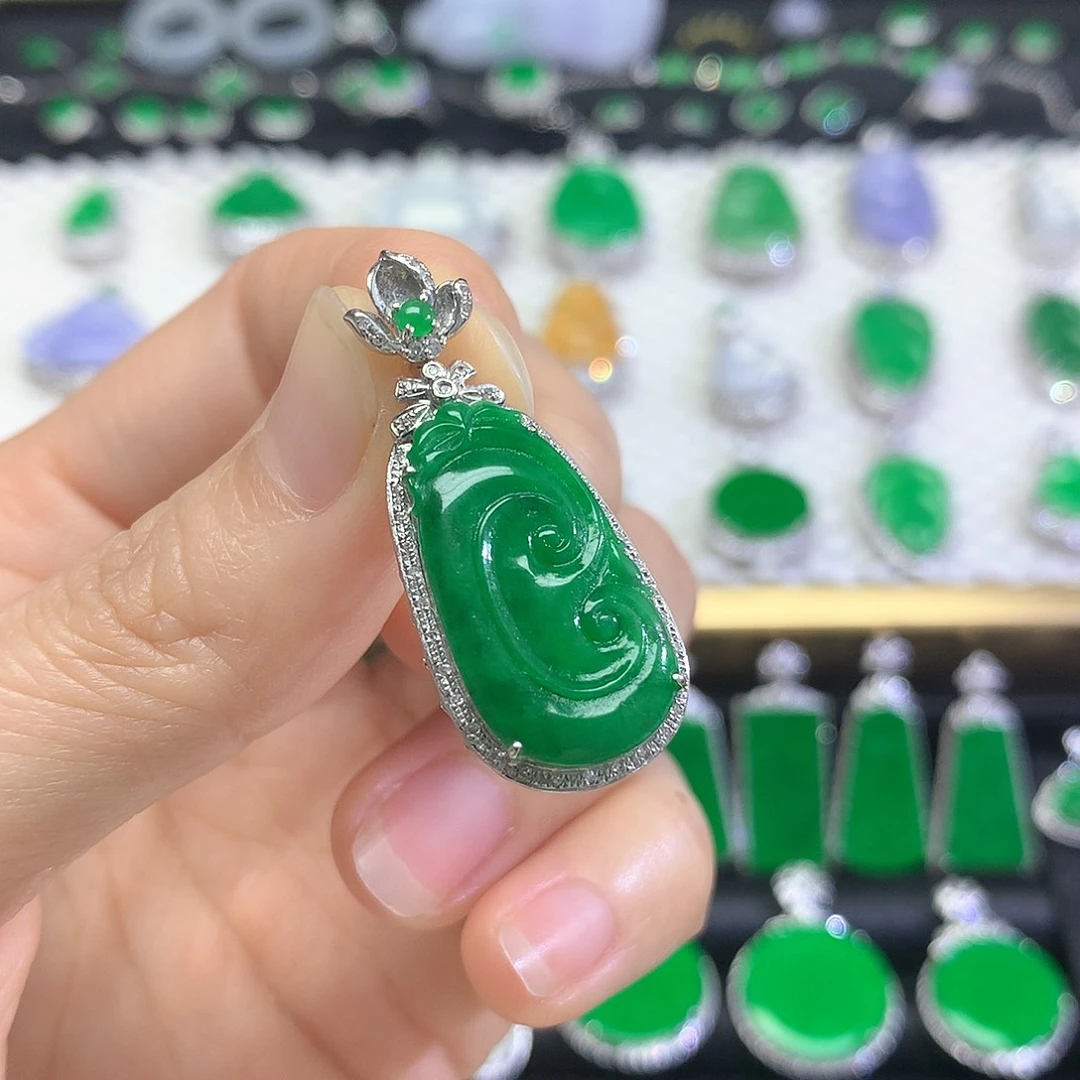 颈饰18K金镶嵌翡翠吊坠