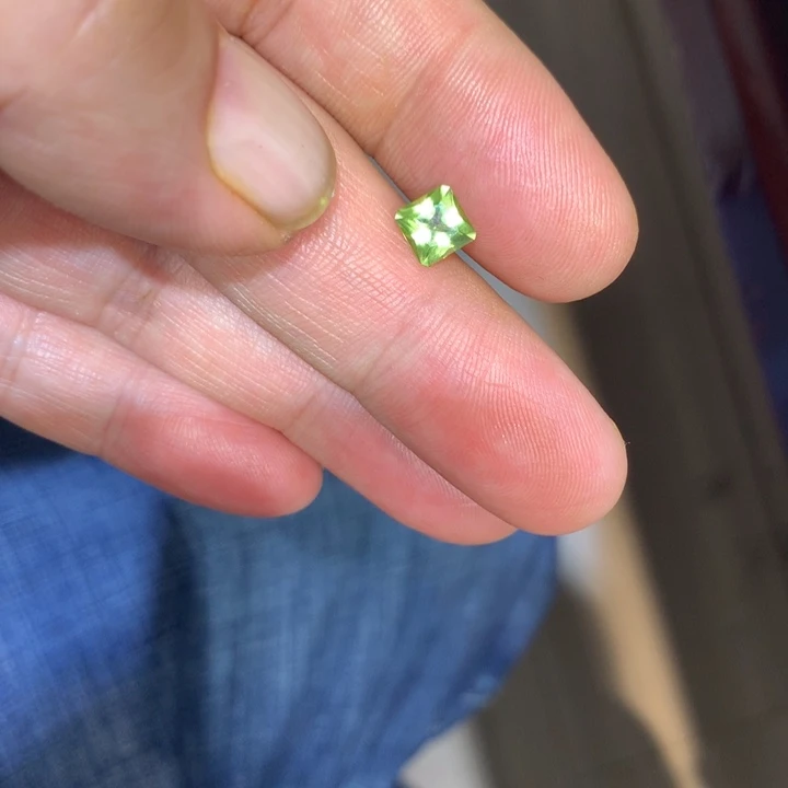 橄榄石笔搁未镶嵌裸石1.135克拉