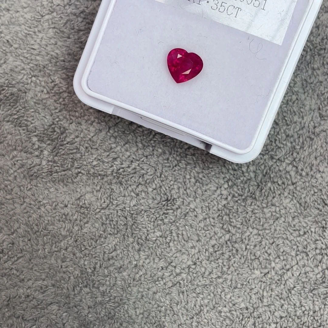 红宝石裸石未镶嵌1.35Ct。