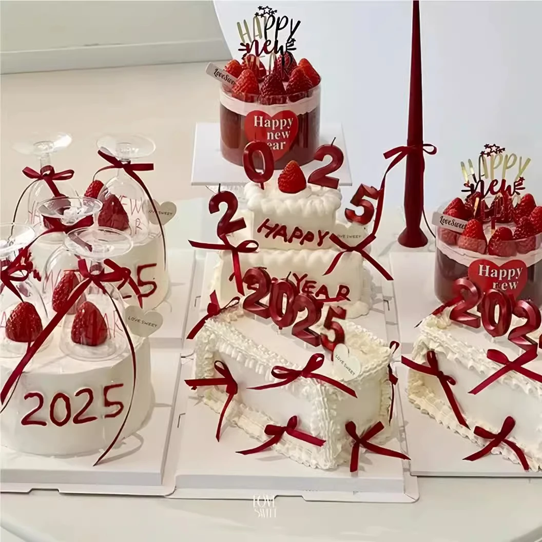2025跨年蛋糕装饰钻石红色数字蜡烛摆件透明红酒杯高脚杯红色丝带