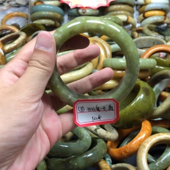 未镶嵌蛇纹石玉手镯开****梅