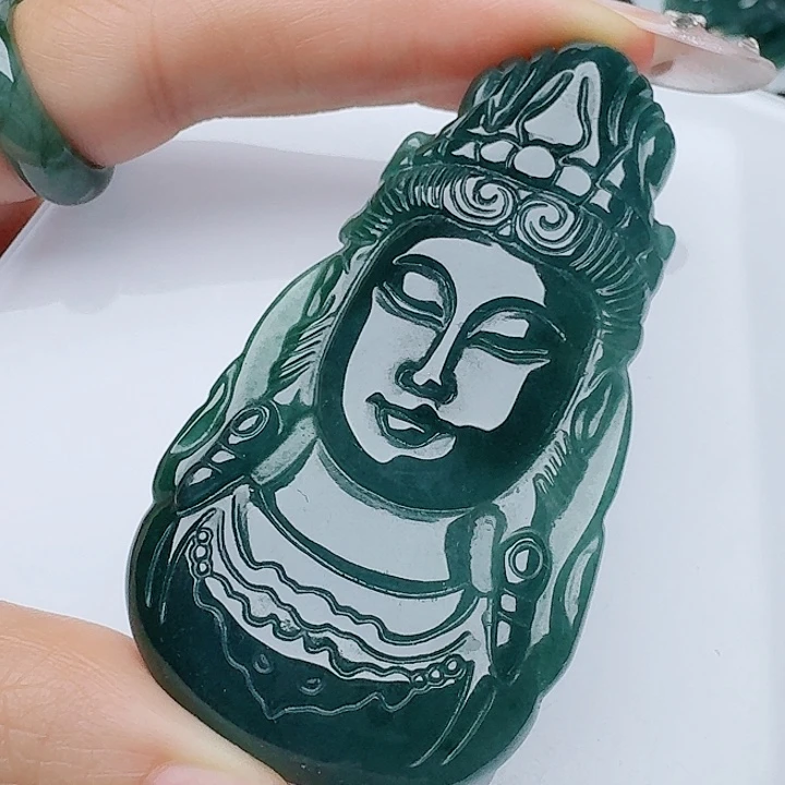 翡翠未镶嵌颈饰多样性发其一