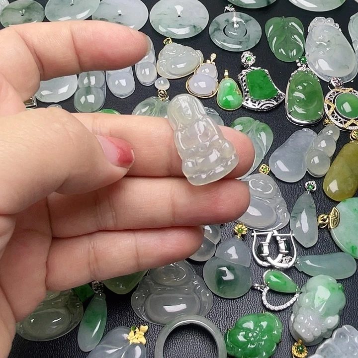 翡翠未镶嵌颈饰观音