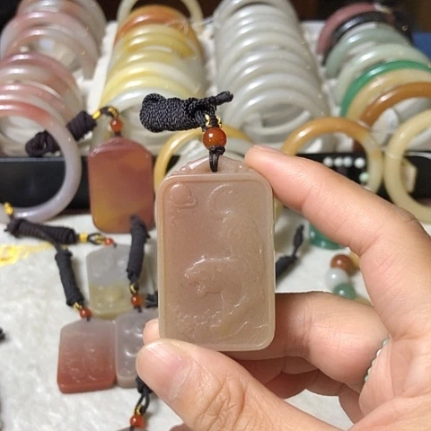 颈饰未镶嵌石英质玉