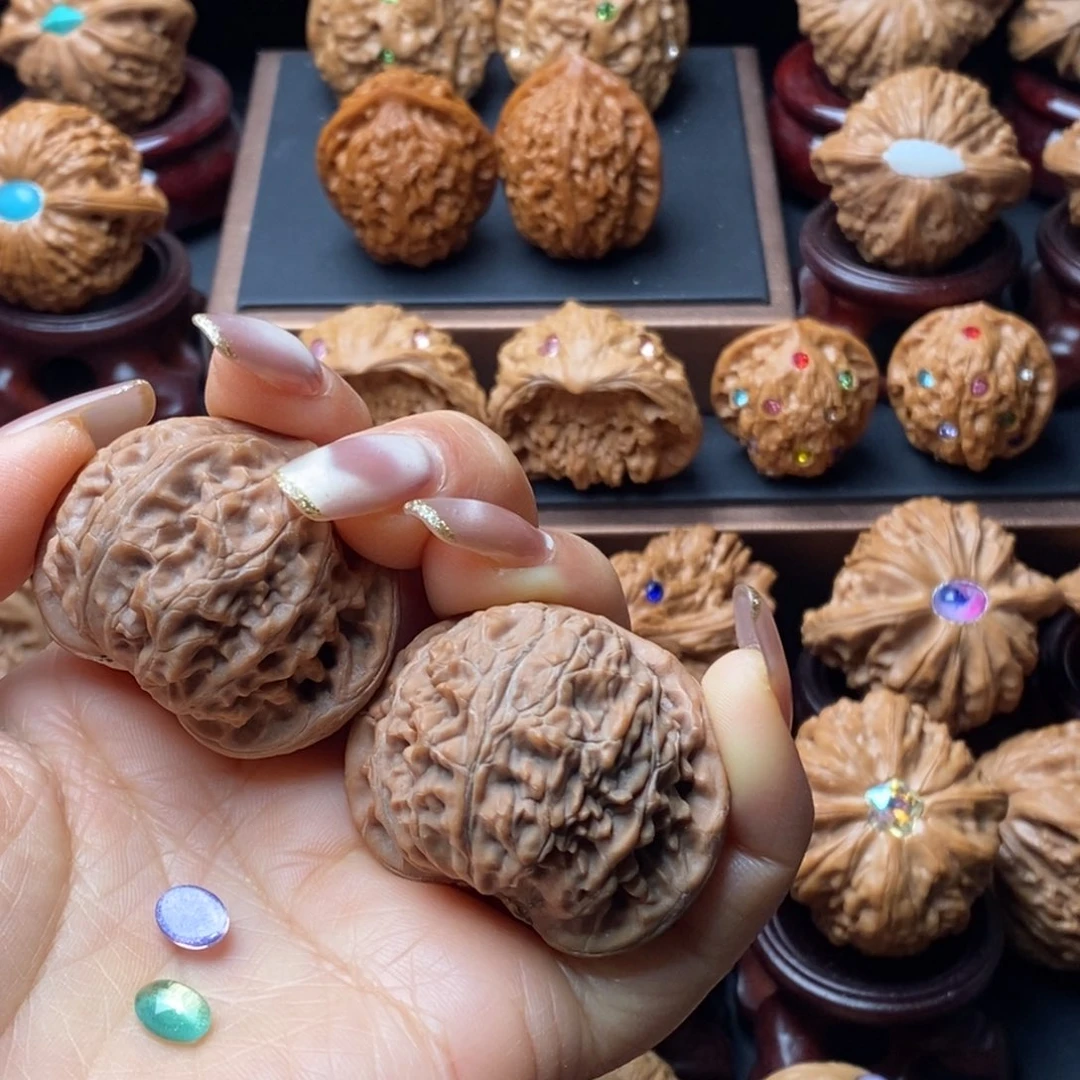 猪***儿文玩核桃吊坠球形宫灯