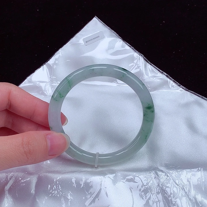 翡翠手镯未镶嵌翡翠