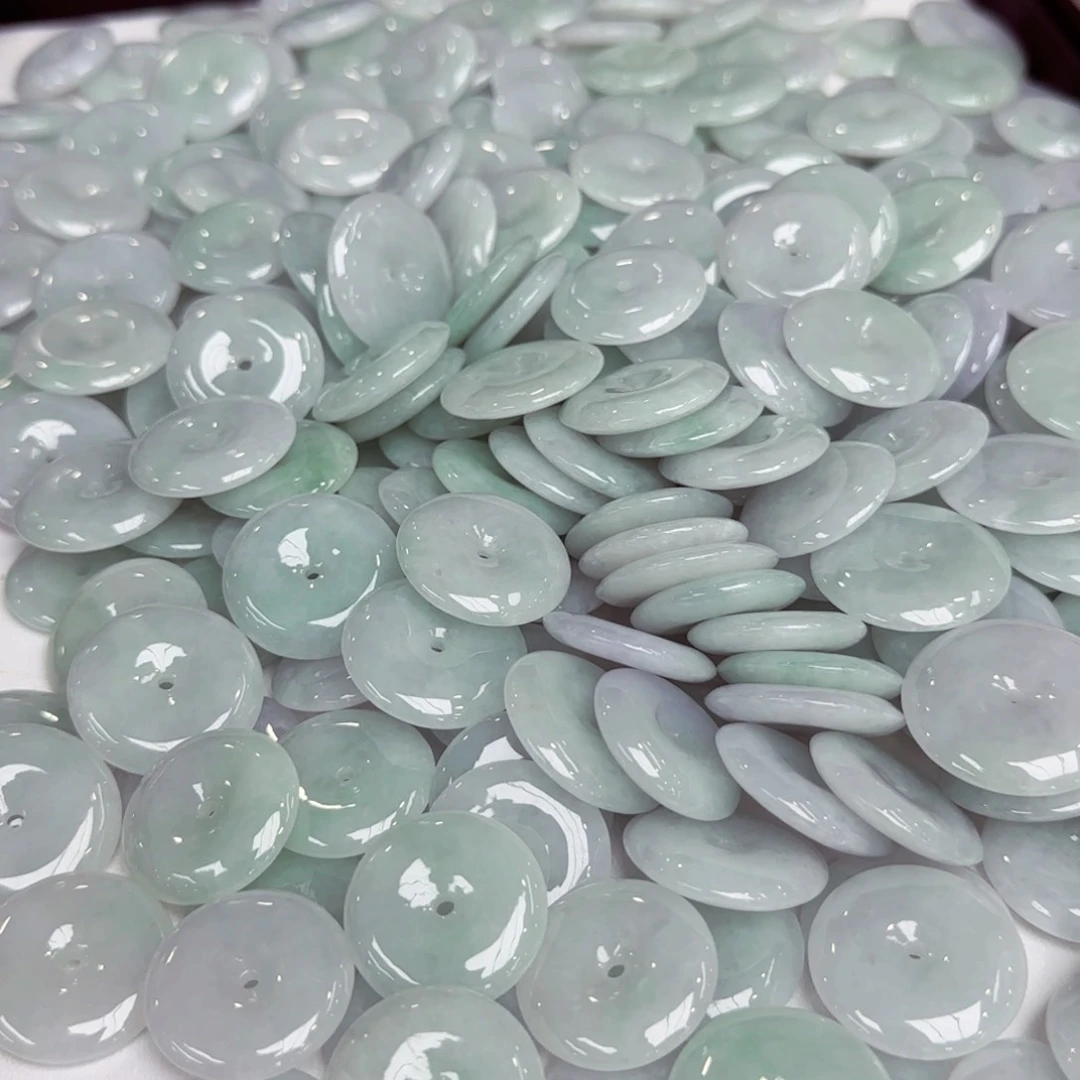 翡翠未镶嵌颈饰平安扣