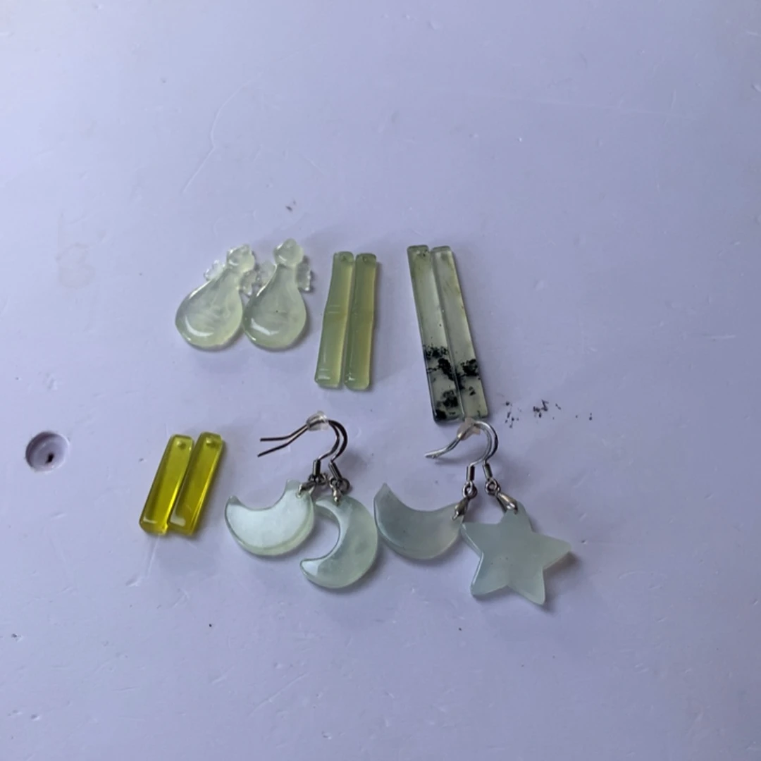 伊***，蛇纹石玉未镶嵌耳坠