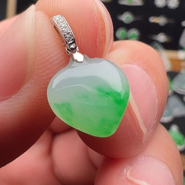 翡翠18K金镶嵌颈饰心10.6