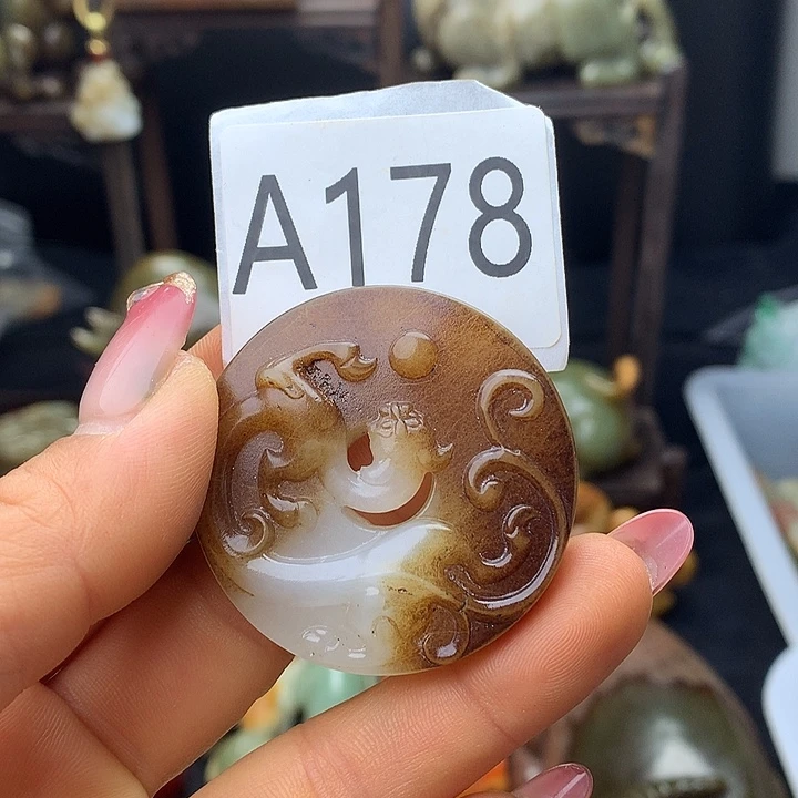 地****和田玉未镶嵌颈饰