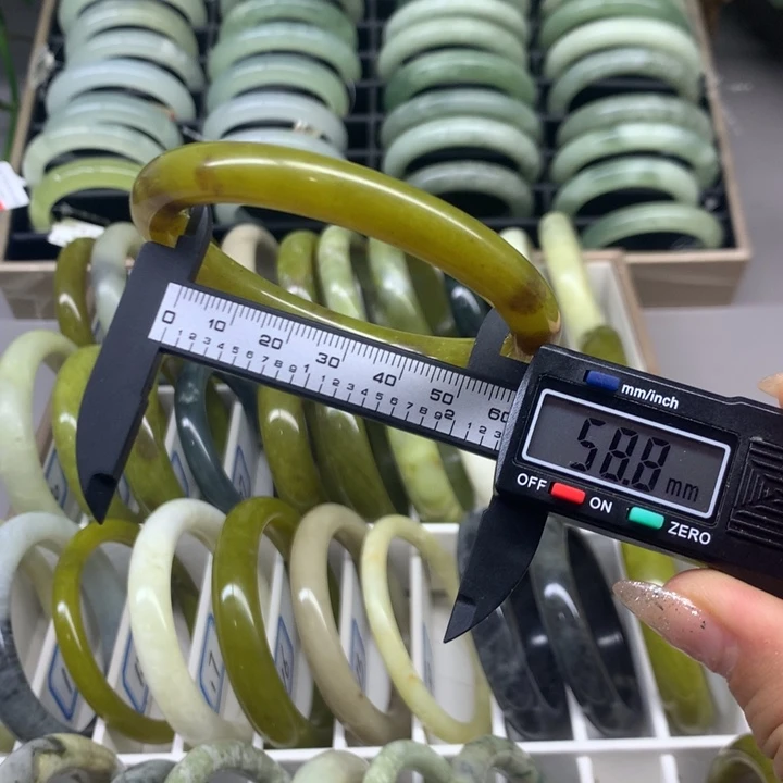 蛇纹石玉未镶嵌手镯2