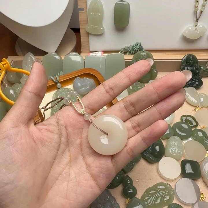 颈饰未镶嵌和田玉