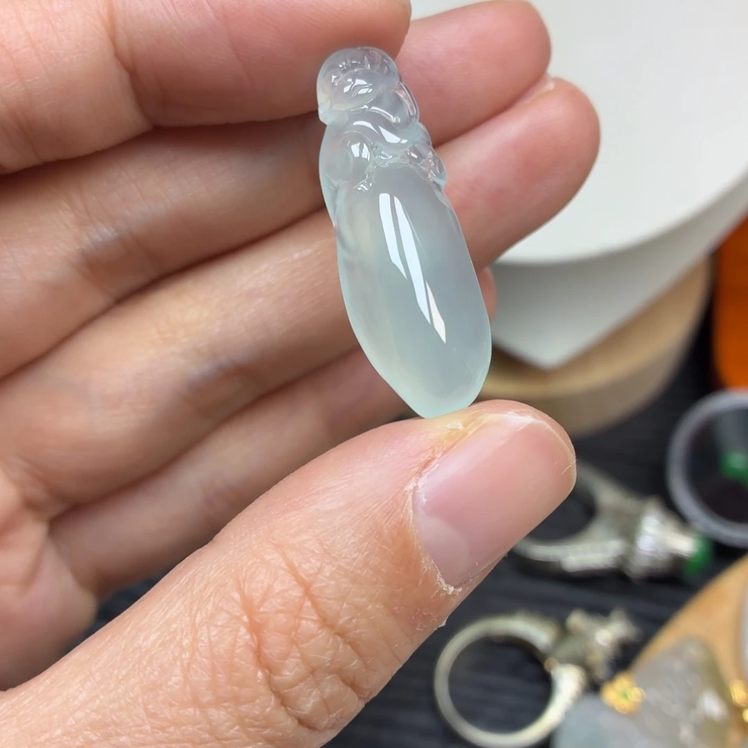 翡翠未镶嵌颈饰灵猴