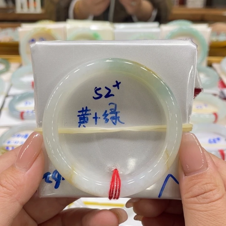 翡翠手镯未镶嵌翡翠