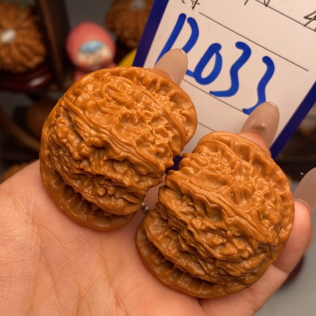 文玩核桃吊坠白狮子44