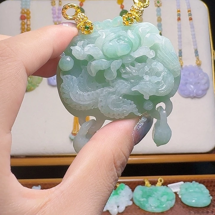 翡翠未镶嵌颈饰凤穿牡丹