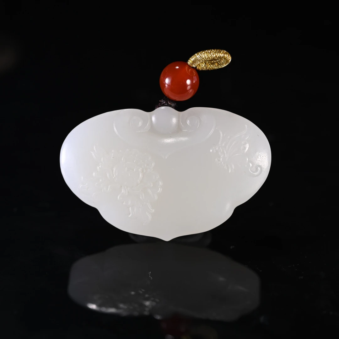 lot8806 2510180437和田玉蝶恋花平安锁挂件/保利