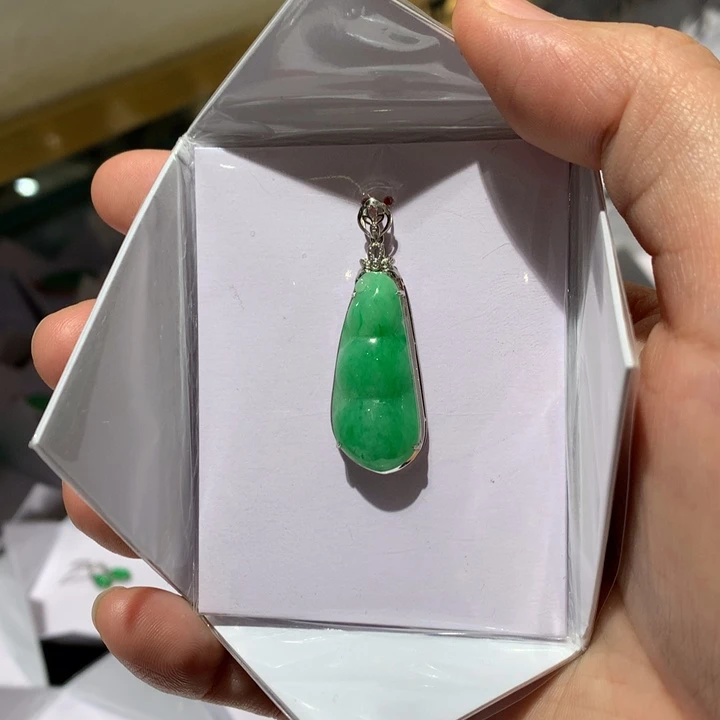 翡翠颈饰18K金镶嵌翡翠吊坠