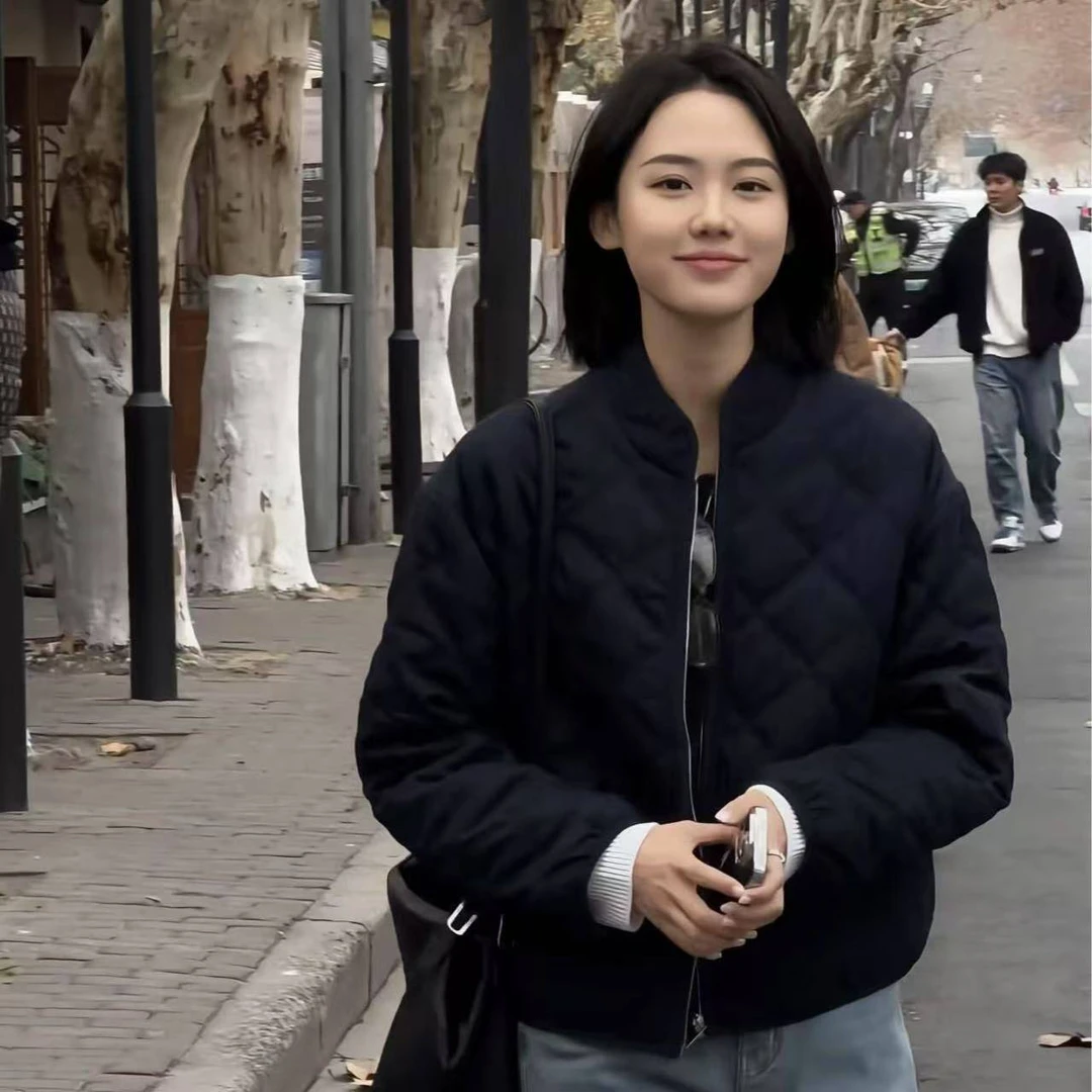 张妍LUNA‘藏玥’菱格圆领大口袋百搭休闲经典时尚外套250129