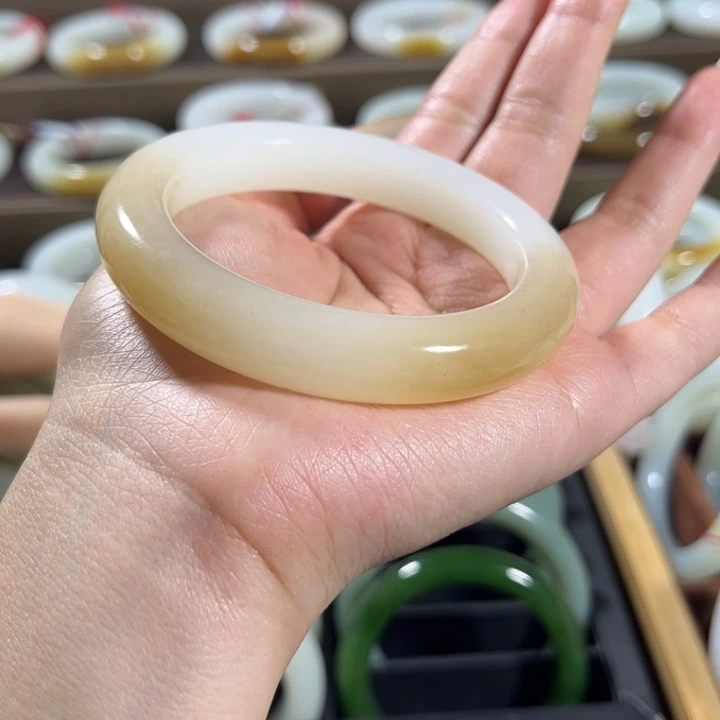 和田玉未镶嵌手镯