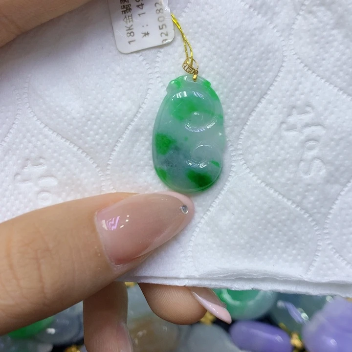 颈饰18K金镶嵌翡翠