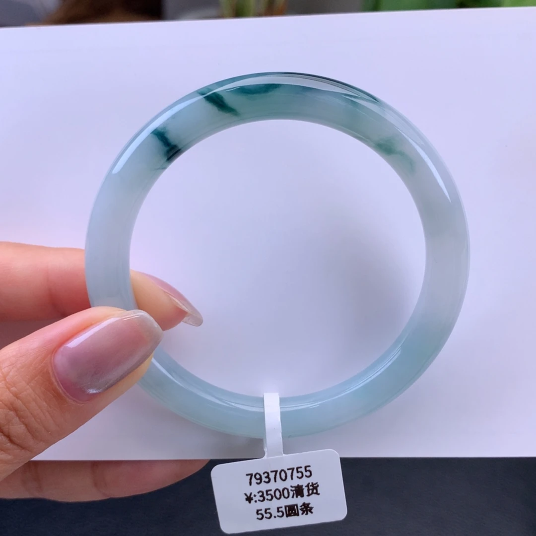 翡翠手镯未镶嵌细糯化胶飘花圆条手镯