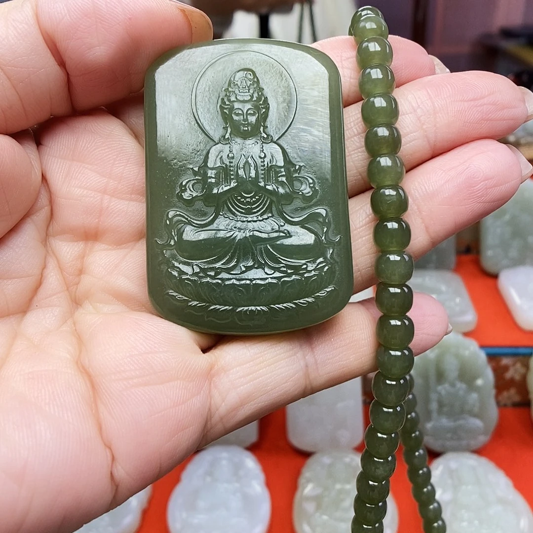 颈饰未镶嵌和田玉。