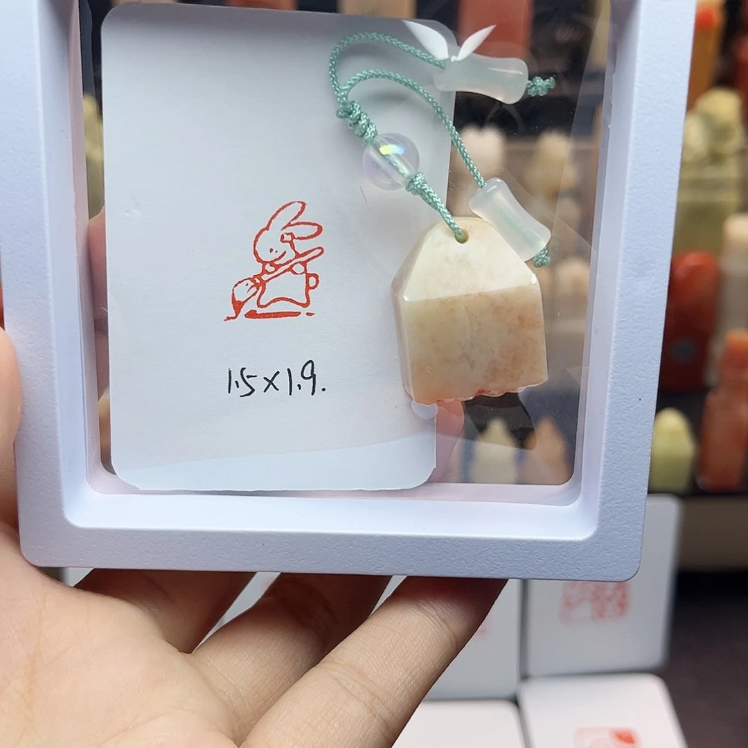 寿山石印石1.5×1.9 小兔写字 老挝 手工篆刻