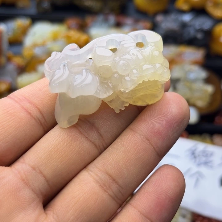 石英质玉（黄龙玉）未镶嵌颈饰