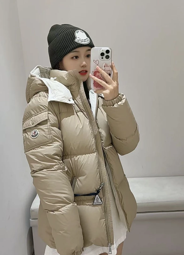 未使用 MONCLER FY25 FOURMINES 卡其色毛毡Logo羽绒服1A00101