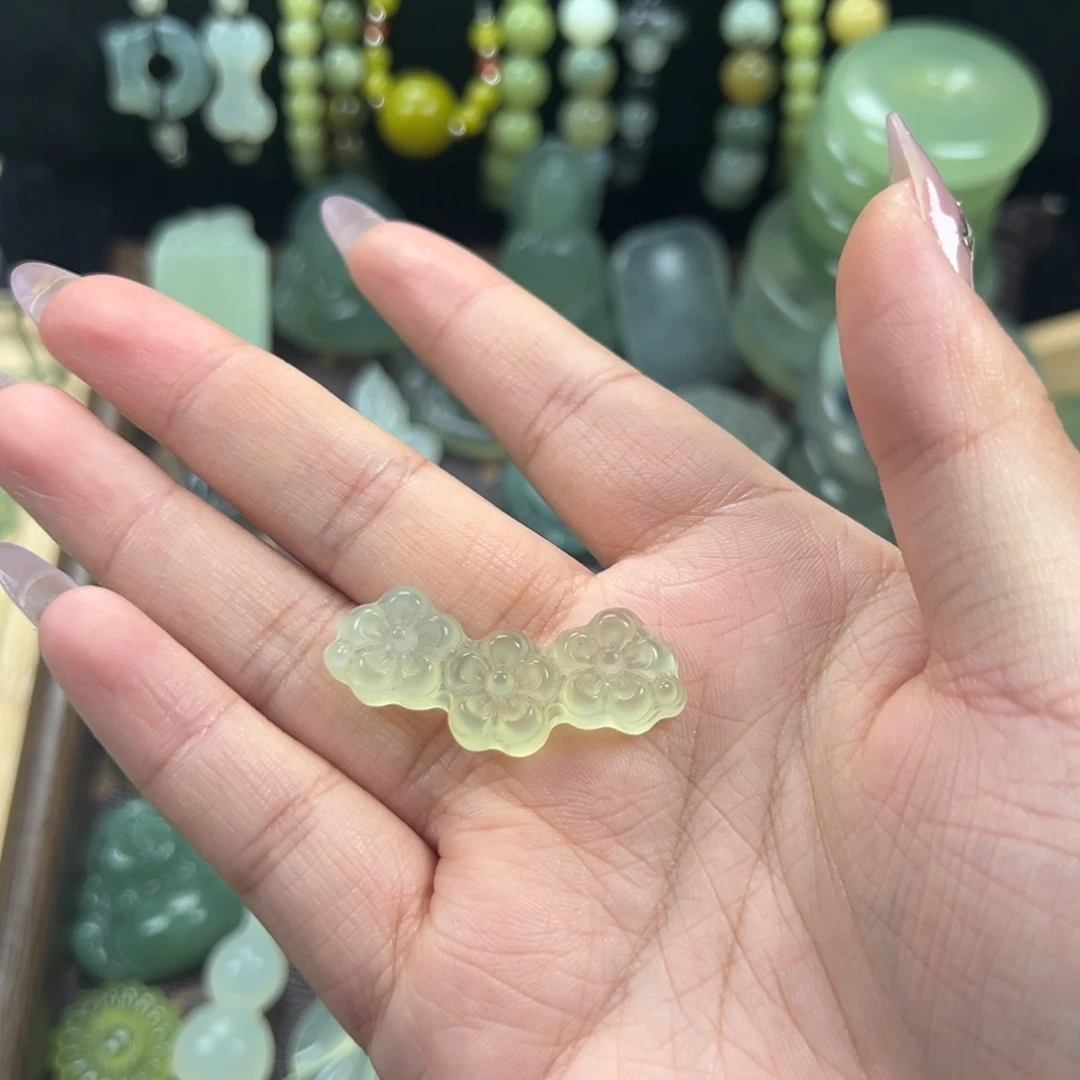 夏***^未镶嵌蛇纹石玉颈饰浅色