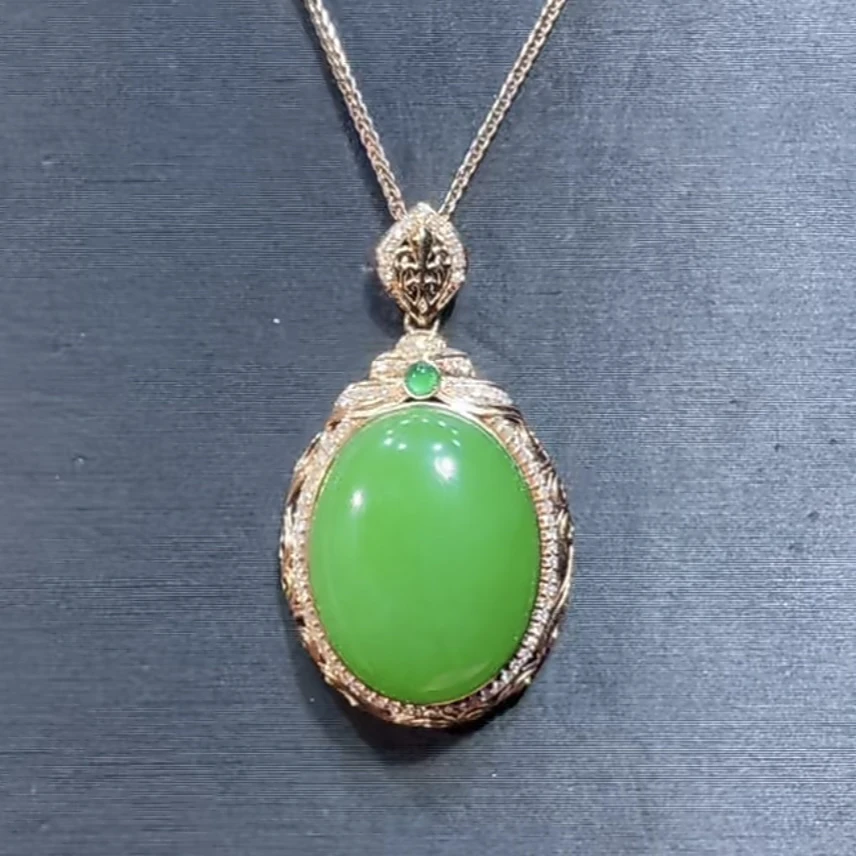 和田玉俄料碧玉苹果绿吊坠18K金镶嵌